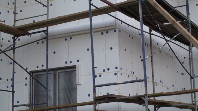 Приклейка пенопласта 50мм клей-пеной на каркасный дом, мокрый фасад на каркаснике система Ceresit