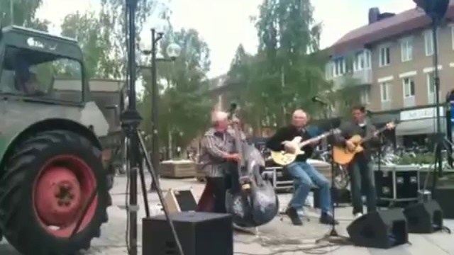 Трактор вместо драм-машины