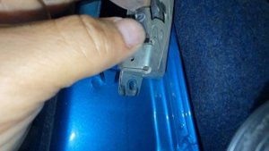 Газель Некст ЦМФ, продолжаем вытаскивать замок со сдвижной боковой двери .