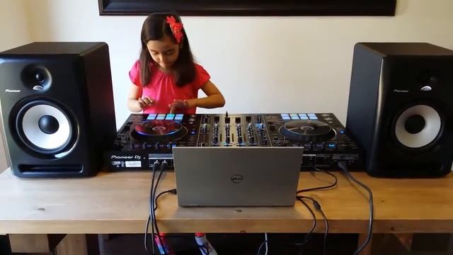 My First Trial of My DJ Controller Pioneer DDJRZ | Cute | Sweet G | Giulia | Pioneer Moniter S-DJ80 смотреть онлайн