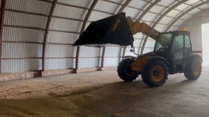 Погрузчик JCB. Буртуем зерно.