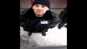 ?  Красноярск. Охрана разгоняет припаркованные фуры.