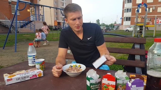 Я ЕМ ФРАНЦУЗСКИЕ СЛАДОСТИ ВО ДВОРЕ! КАКИЕ ХЛОПЬЯ ЕДЯТ НА ЗАВТРАК ВО ФРАНЦИИ? смотреть онлайн