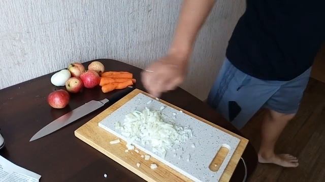 Кухонный нож и разделочная доска из акрилового камня.