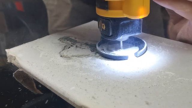 Фрезер по гипсокартону DEWALT DCS551N смотреть онлайн