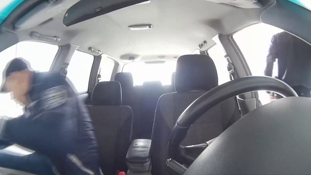 Реакция автомойщика на "использованный" ПРЕЗЕРВАТИВ ПОД КОВРИКОМ (прикол 2015) смотреть онлайн