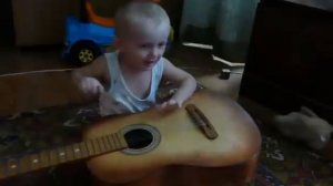 Мальчик играет на гитаре и поет 1год 10 месяцев
