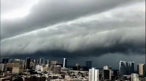 Чёрные тучи вызвали лютый страх у жителей Гонолулу на Гавайях 4 декабря