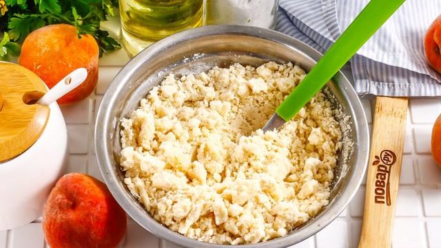 Насыпной пирог с персиками