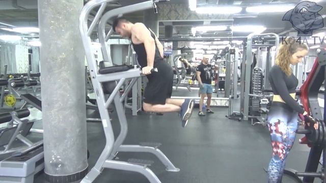 СДЕЛАЕТ ЛИ НЕУКЛЮЖИЙ КАЧОК 35 ЧИСТЫХ ОТЖИМАНИЙ НА БРУСЬЯХ ? смотреть онлайн