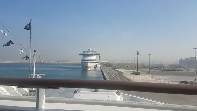 Круиз на самом огромном лайнере по Персидскому заливу смотреть онлайн