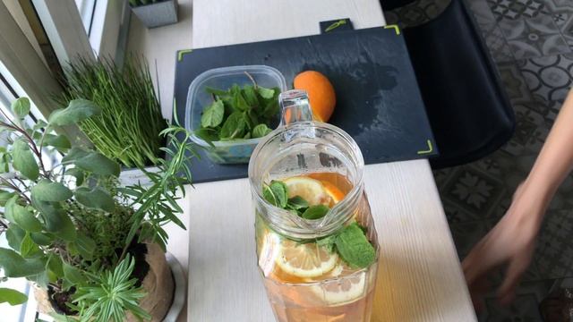 Холодный зеленый чай с цитрусами и мятой смотреть онлайн