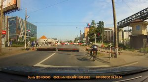 Велосипедист и шлагбаум СПб 30. 06. 2016