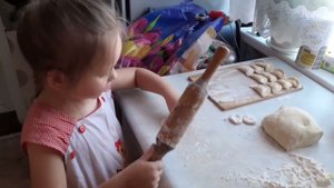 141/Наши будни/Готовлю с моей маленькой помощницей