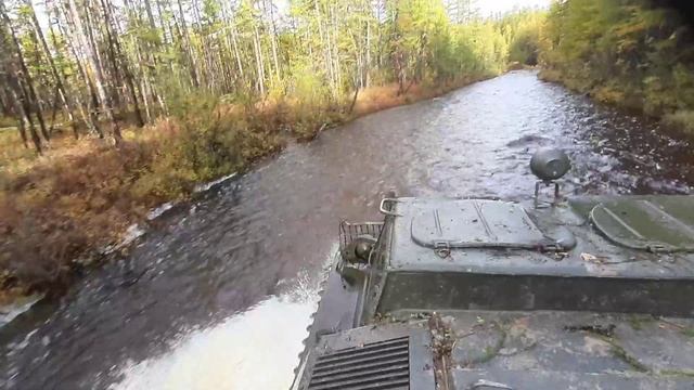 Едим на вездеходе вдоль реки.