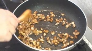 Жульен с курицей и грибами на сковороде