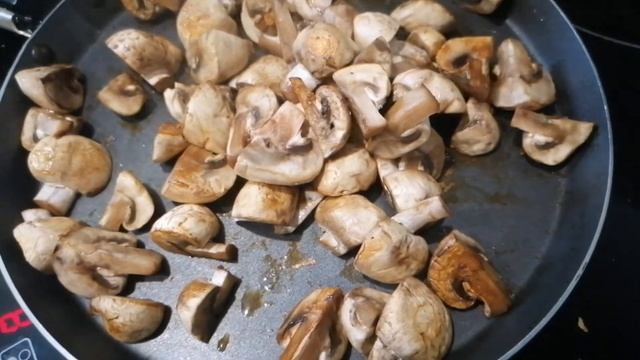 Утка с грибами в горшочке. домашний рецепт сливочной уточки. смотреть онлайн