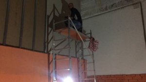 Перегородка высотой 8 метров из каркаса и гипсокартона.  Расстанная ул.