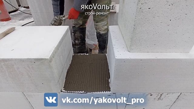 Правильная установка замкового блока в кладке стен из газобетона
