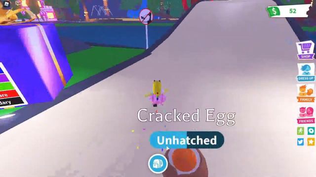 Покупаем ТРЕСНУВШЕЕ яйцо и смотрим КТО вылупится в Adopt Me! / Roblox смотреть онлайн