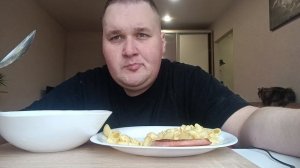 МУКБАНГ МАКАРОНЫ с жареной КОЛБАСОЙ / ОБЖОР овощной САЛАТ / MUKBANG EATING