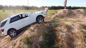 Mercedes Benz ML пытается подняться в гору