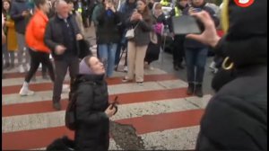 ГЕРОИ ОБОРОНЫ ЛАВРЫ. Молящаяся в окружении бесноватых девушка Екатерина Ершова