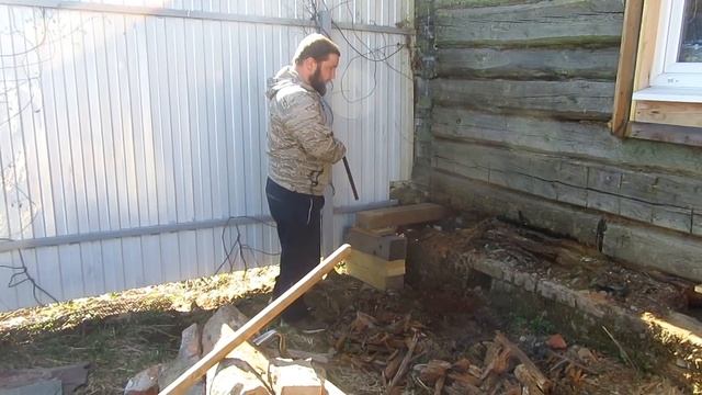 Удаление гнилого венца за 2 минуты / Removing the first log of a log house in 2 minutes