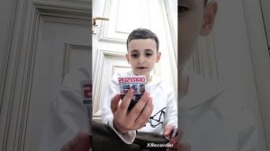 показал футбольные карточки