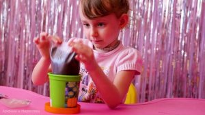 Ариша и Тролли Розочка и Цветан сажают и выращивают цветочек. Trolls Rosette and Tsvetan.