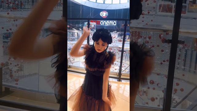 Было сложно не смеяться во время этого чудного танца Венсдей) Смогла себя сдержать и не заржать!
