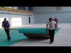 Укладка спортивного линолеума в спортивном зале центра единоборств