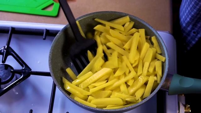 Жареная картошка с луком.Простой рецепт картофеля с зеленью. смотреть онлайн