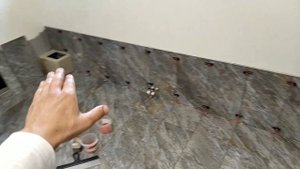 укладка плитки в гараже под общий уклон