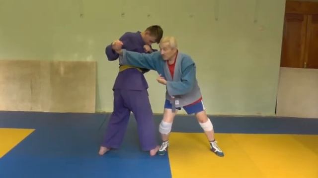 Упражнение - борьба на руках в стойке смотреть онлайн