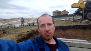 фундамент из обрубков свай. кран с короткой стрелой. стройка дома своими руками косяк такого ещё ни