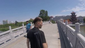 Парк с озером в Хуньчуне. Мосты, катамараны, места отдыха, тропинки, дорожки.