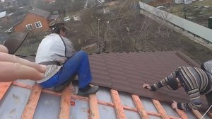 Как поднимают и укладывают листы металочерепицы на кровлях сложной геометрии