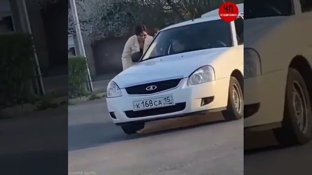 Девушка, сорвавшая цветы с клумбы в Беслане, заплатит штраф смотреть онлайн