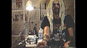 РОЗА-РОБОТ ДЕЛАЕТ ТАТУИРОВКУ