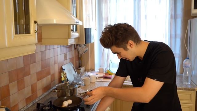 ЖИТЬ ОДНОМУ VS С РОДИТЕЛЯМИ ( каждый родитель такой ) смотреть онлайн