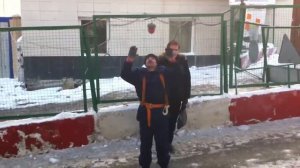 Чистят крыши от снега