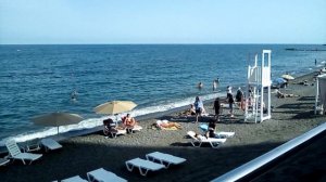 Алушта. Профессорский уголок. Люди отдыхают под башенным краном.