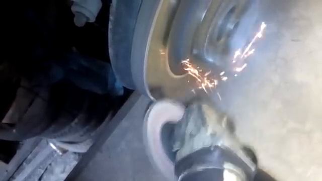 Как проточить тормозной диск на машине ( снять кромки от выработки ) смотреть онлайн