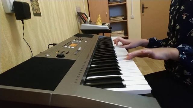 Талантливая девочка красиво играет на синтезаторе! смотреть онлайн