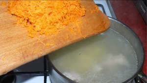 Зеленый борщ со щавелем и мясом. Ммм... вкуснятина.