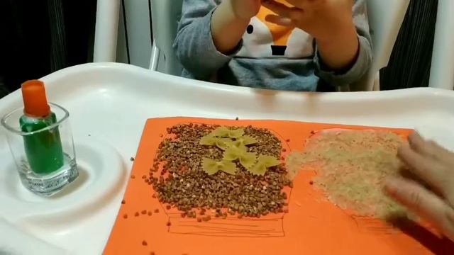 Вика играет с гречкой, макаронами и рисом смотреть онлайн