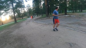 бег по стадиону с белкой.