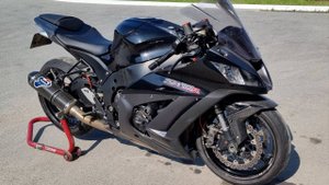 Kawasaki ZX 10-R VS Tesla Plaid
