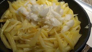 Жаренный картофель с луком, куркумой и укропом